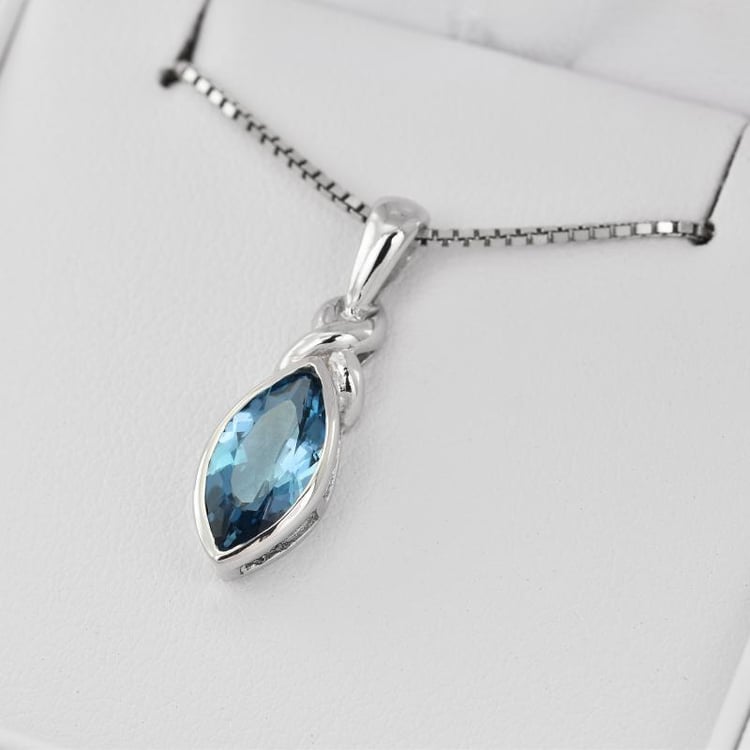 Strieborný prívesok s modrým topásom Maldyn 3975