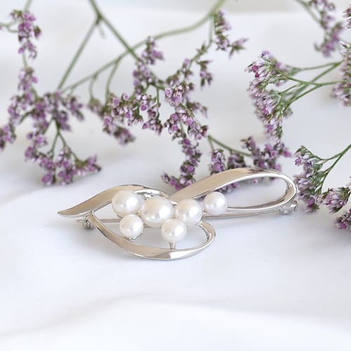 Elegantná strieborná brošňa s perlami Ambrosia