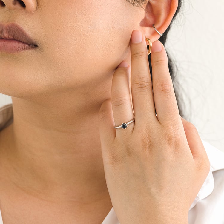 Zlatý zasnubný prsteň s čiernym diamantom Mala 124096