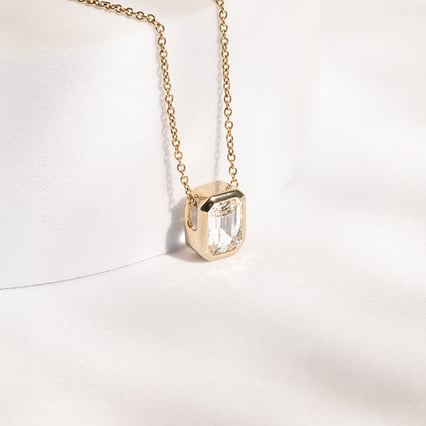 Strieborný pozlátený prívesok bielym topazom Brecken