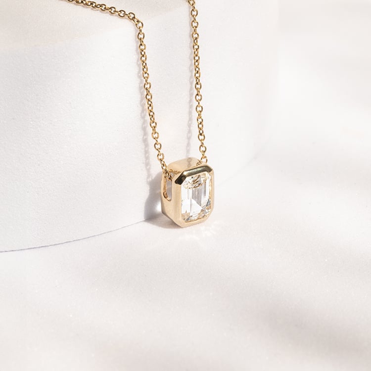 Strieborný pozlátený prívesok bielym topazom Brecken 142874