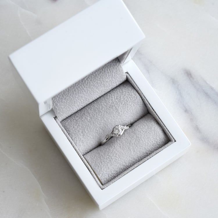 Diamantový prsteň z bieleho zlata 87110