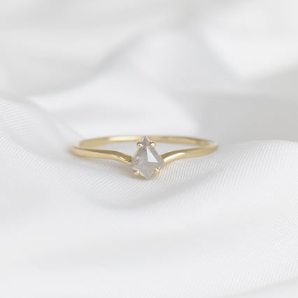 Minimalistický prsteň so salt and pepper diamantom Veljko