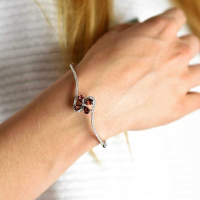 Strieborný náramok s granátmi