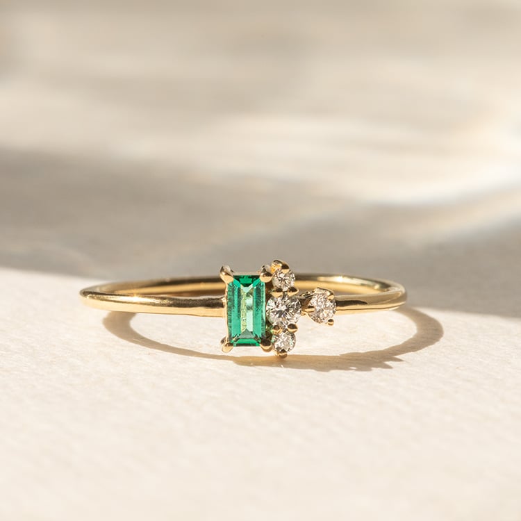 Strieborný cluster prsteň s lab-grown smaragdom a diamantmi Petey 138854