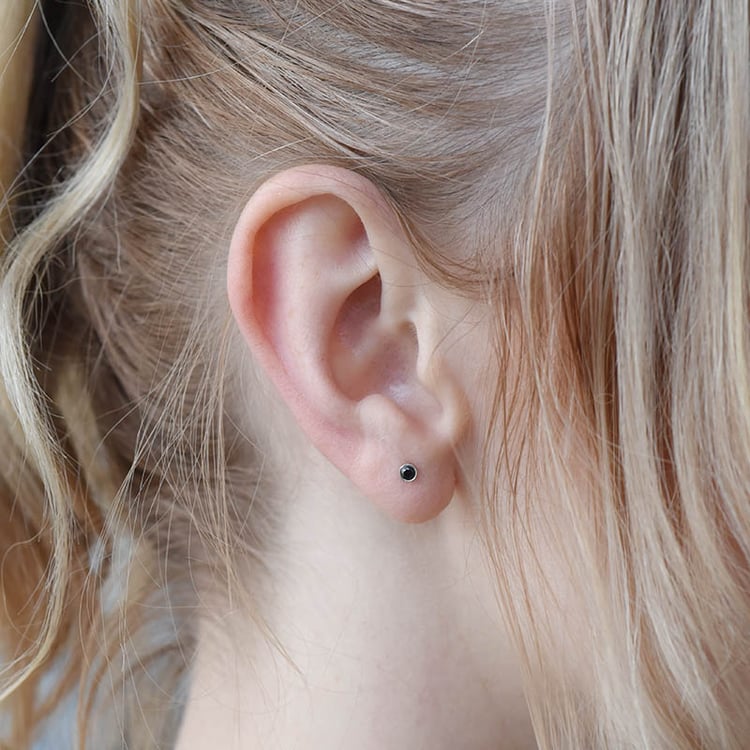 Minimalistické bezel náušnice s čiernymi diamantmi 90129