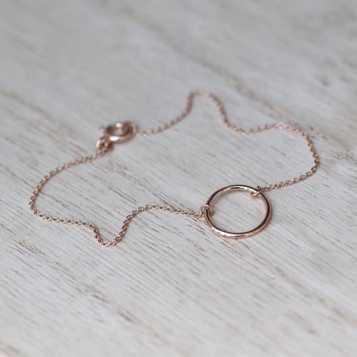 Zlatý minimalistický náramok Karma