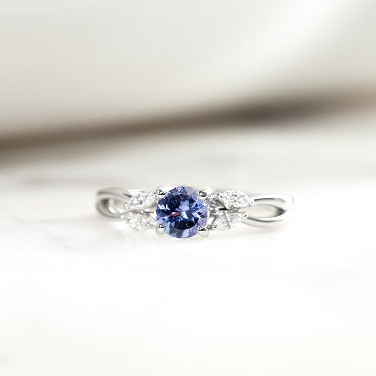 Zásnubný prsteň s tanzanitom a marquise lab-grown diamantmi Fera 132418