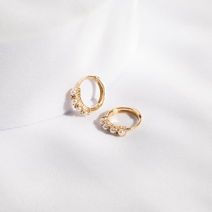 Zlaté kruhové náušnice s perlami Bode