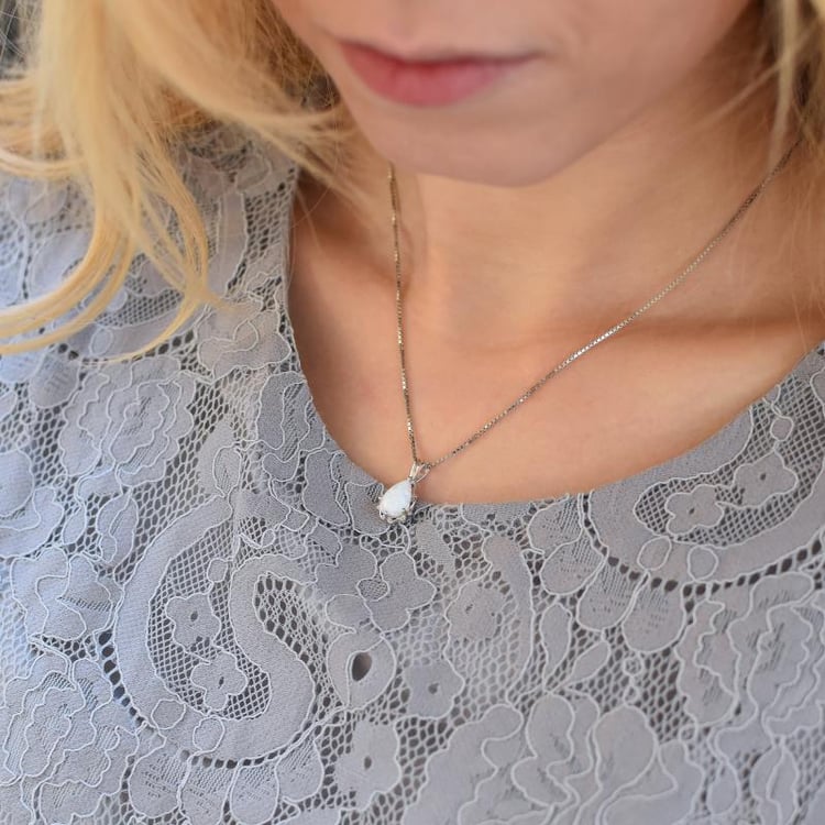 Strieborný náhrdelník s opálom 3592