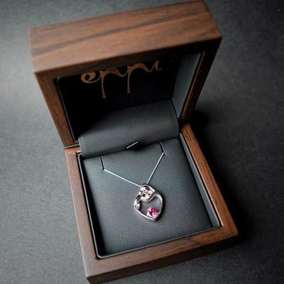 Symbolický náhrdelník v tvare srdca