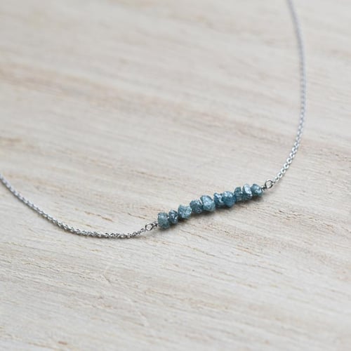 Zlatý náramok s modrými nebrúsenými diamantmi Fionne