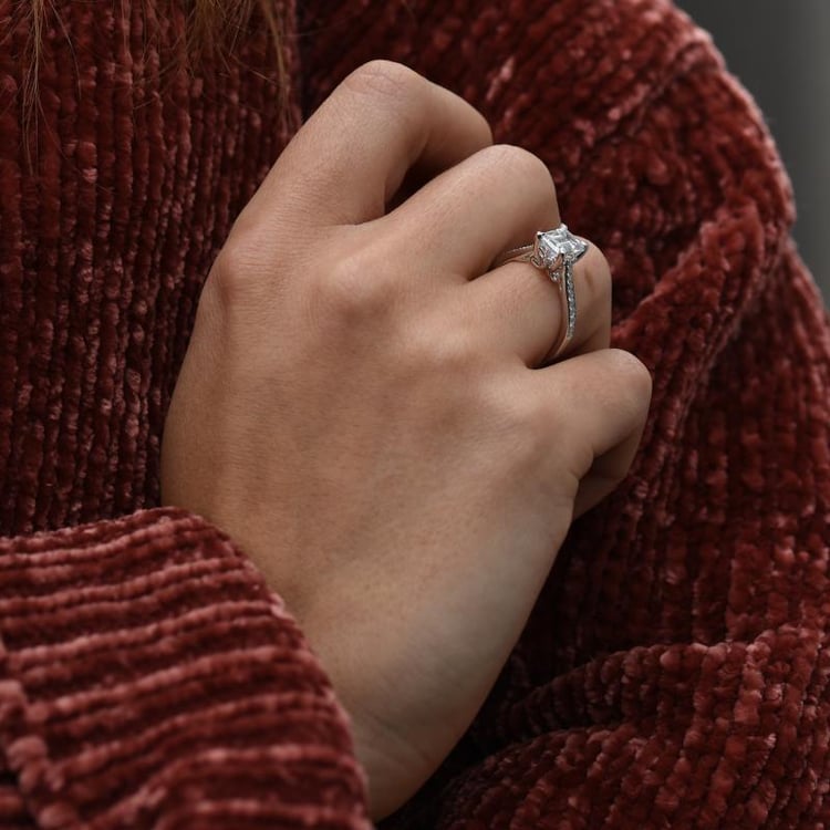 Zásnubný prsteň s moissanitem a diamantmi 66266