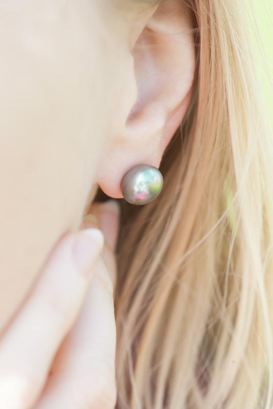 Strieborné perly v zlatých náušniciach 2827