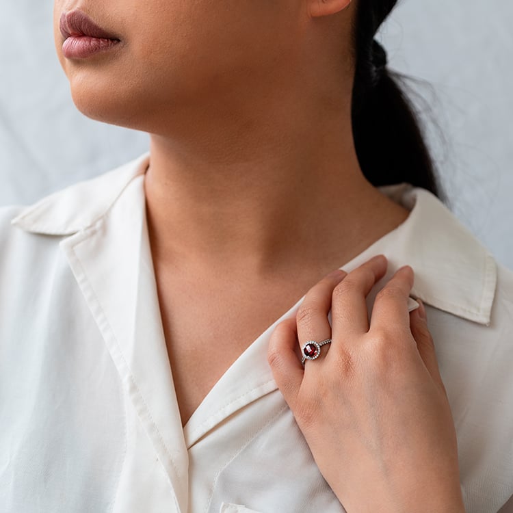 Zlatý halo prsteň s granátom a bielymi topásmi Lalla 120714