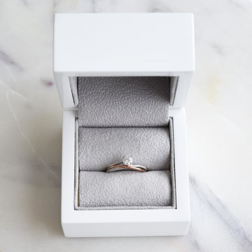 Atypický zásnubný prsteň s postrannými diamantmi Haearn