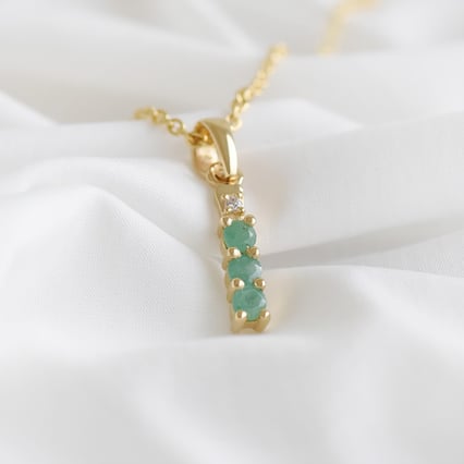 Jemný strieborný prívesok s prírodnými smaragdmi Bjorn