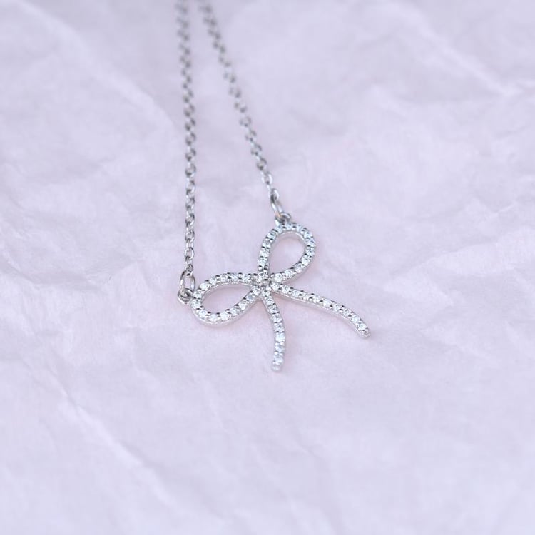 Mašlička v diamantovom náhrdelníku 43692