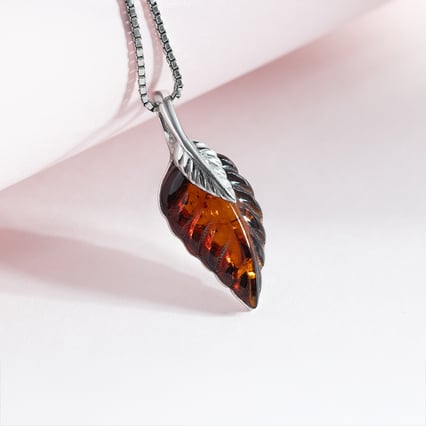 Strieborný jantárový prívesok v tvare lístka Daun