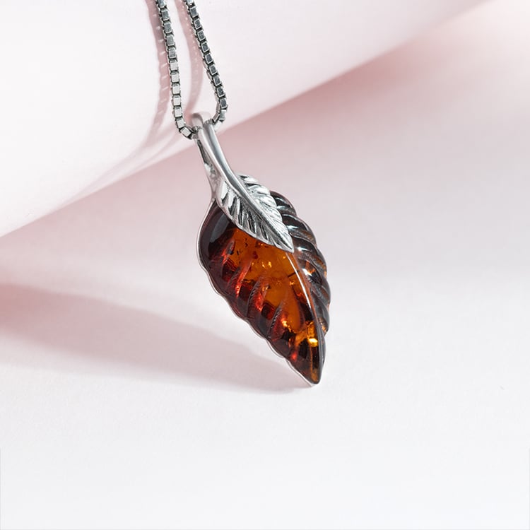 Strieborný jantárový prívesok v tvare lístka Daun 150807