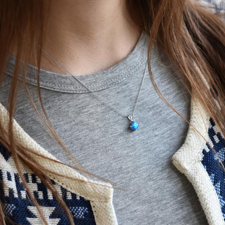 Zlatý prívesok s modrým cushion opálom 39910