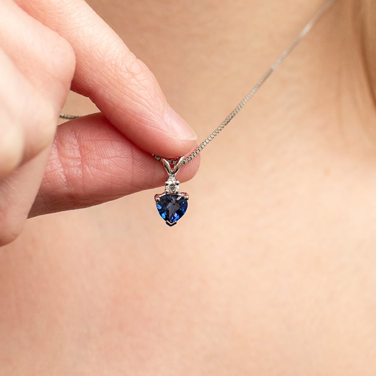 Zlatý prívesok so zafírovým srdcom a diamantom Demelda 135522