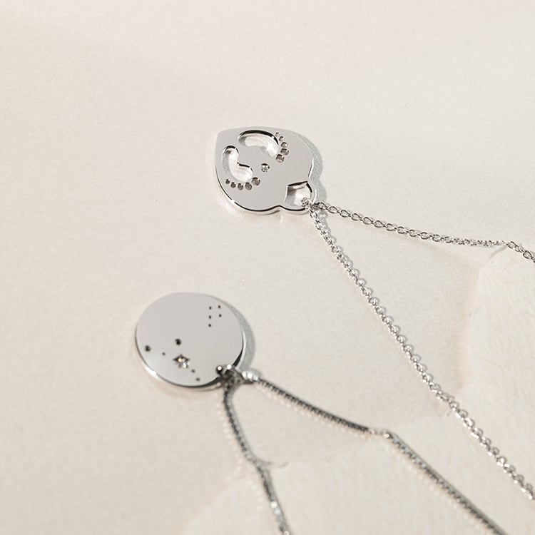 Zlatý prívesok detské nožičky s diamantom a gravírom Sophia 137403