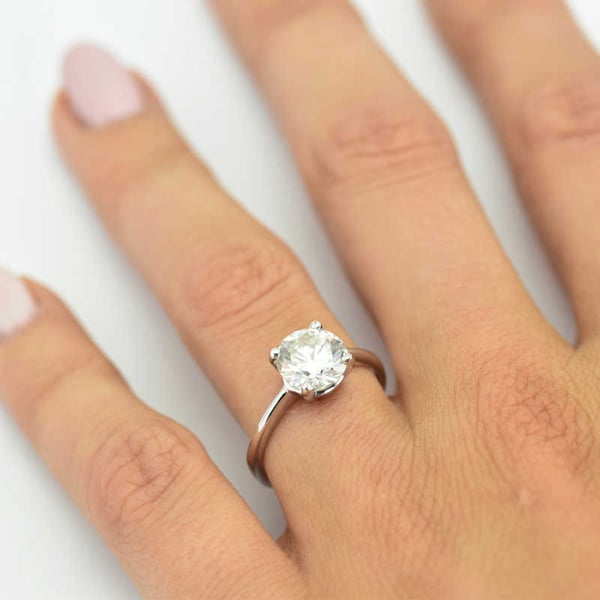 Prsteň s 1.5 ct moissanitom