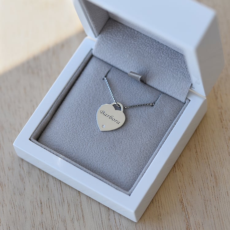 Prívesok v tvare srdca s gravírom a diamantom 61245