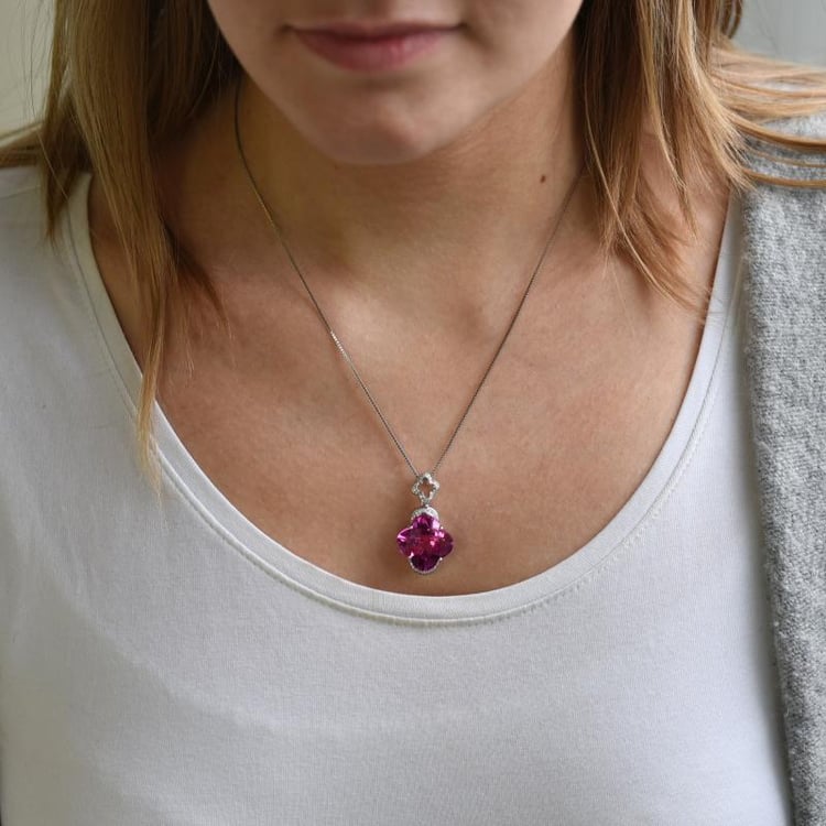 Strieborný prívesok so zirkónmi a 22ct ružovým zafírom 51776