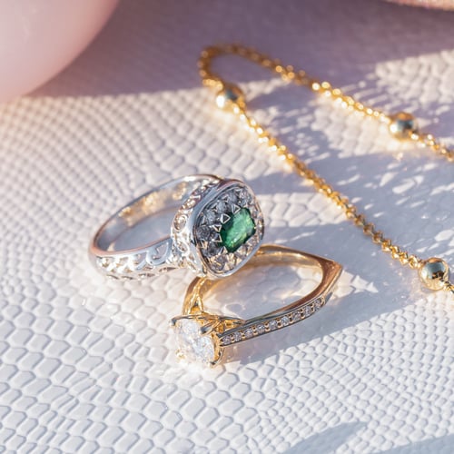 Zlatý prsteň s emerald smaragdom a diamantmi Huzil