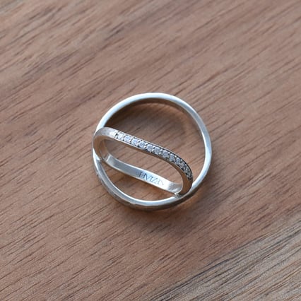 Zlaté tepané svadobné obrúčky s diamantmi Sanders