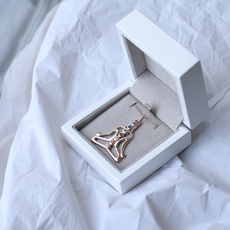 Prívesok so zirkónmi vo farbách čakier 62575