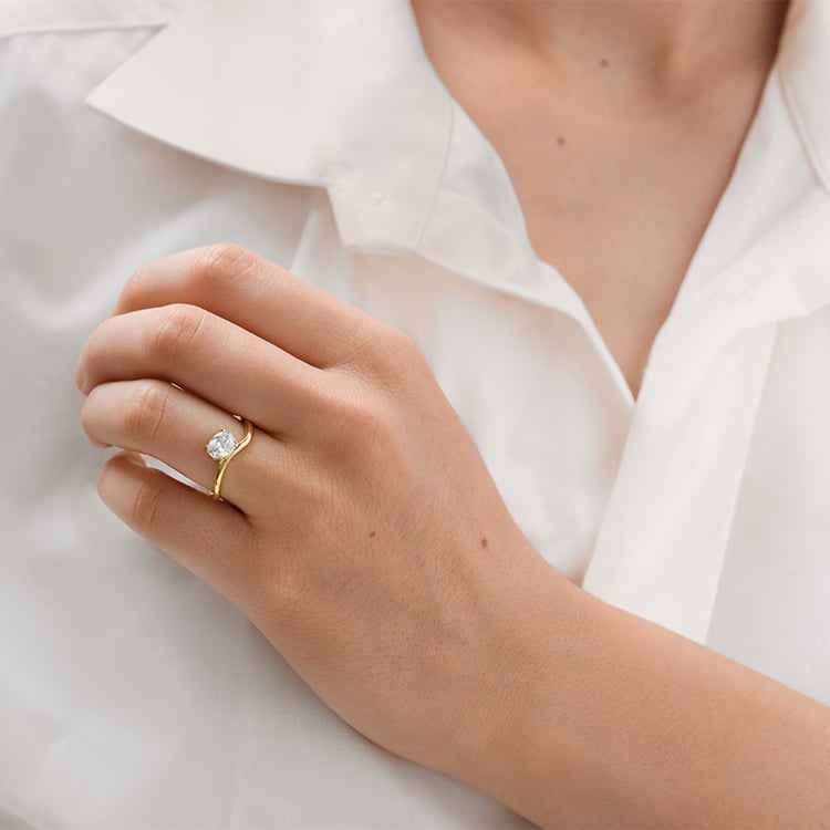 Zásnubný prsteň s oválnym diamantom 154793