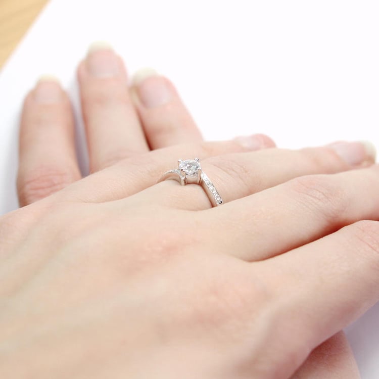 Zlatý diamantový prsteň na ruke Farica 5206