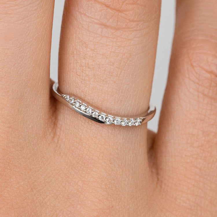 Atypicky zvlnený strieborný prsteň s lab-grown diamantmi Vide 160698