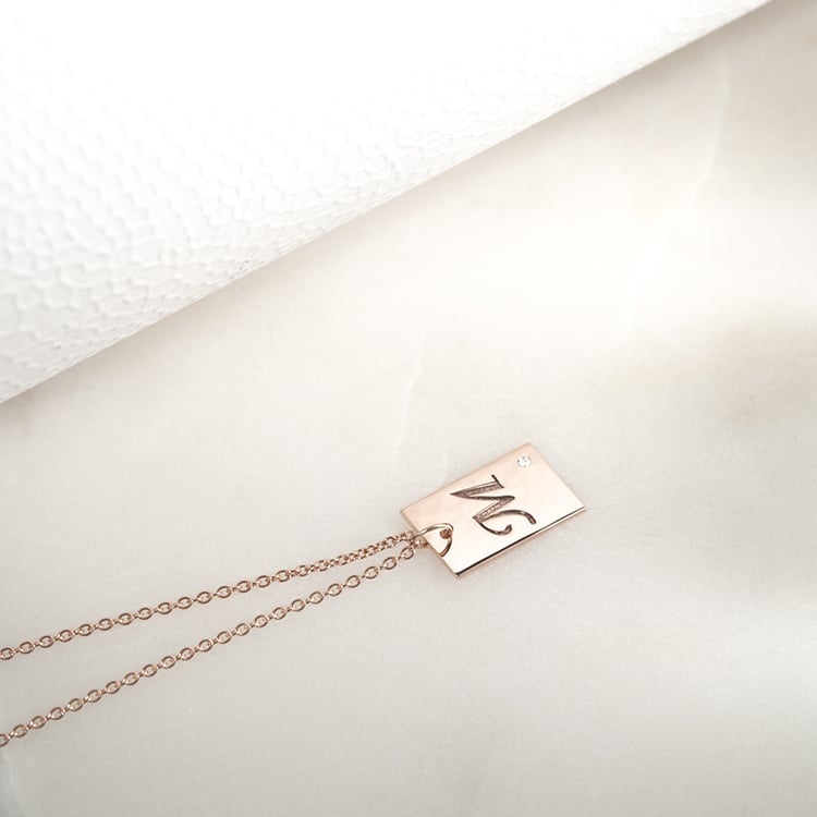 Zlatý obdĺžnikový prívesok s diamantom a s gravírom písmena Jolyon 133818