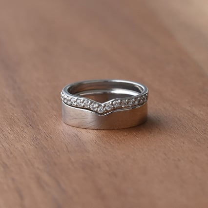 Platinový eternity prsteň s diamantmi a pánský plochý prsteň Magee