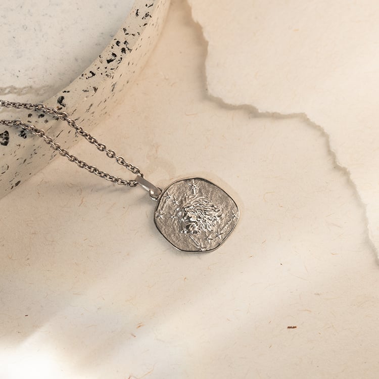 Strieborný prívesok so symbolmi znamenia zverokruhu 136687