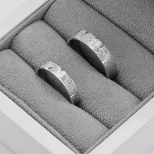 Netradičné platinové svadobné obrúčky s diamantmi Gera