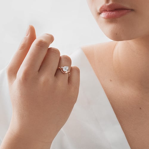 Vlnitý zásnubný prsteň s pear diamantom Mirjana