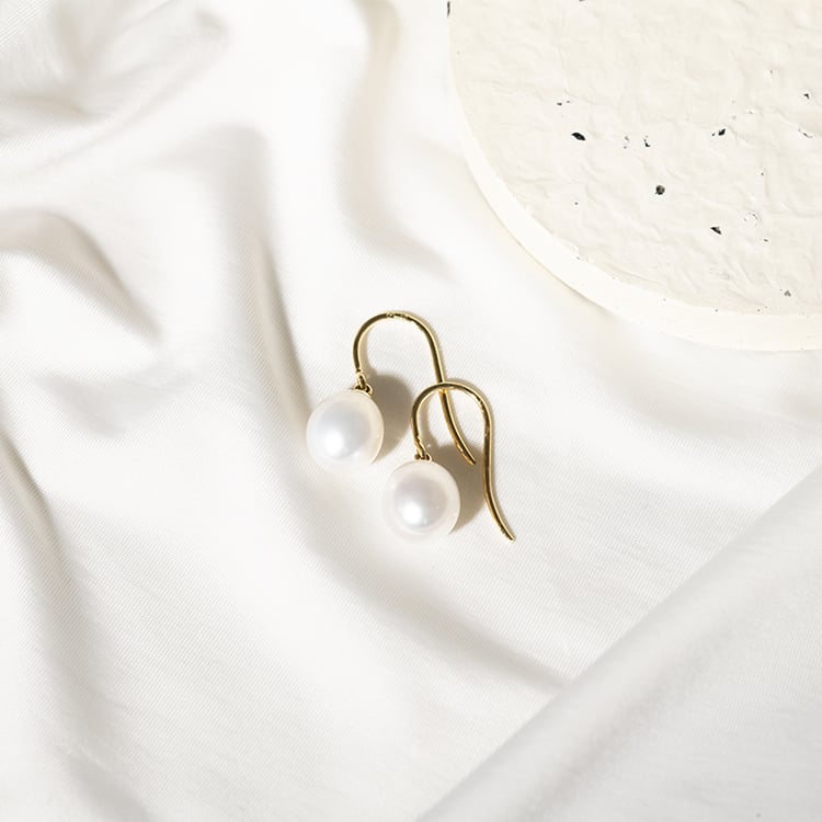 Visiace náušnice s bielymi perlami Diara 129763