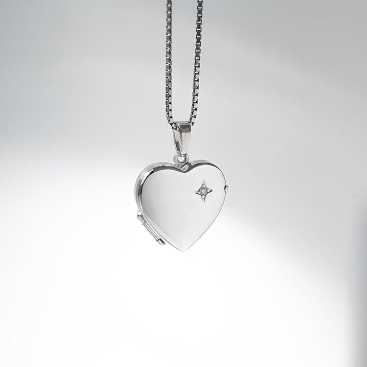 Srdiečkový medailón zo striebra s diamantom 128636