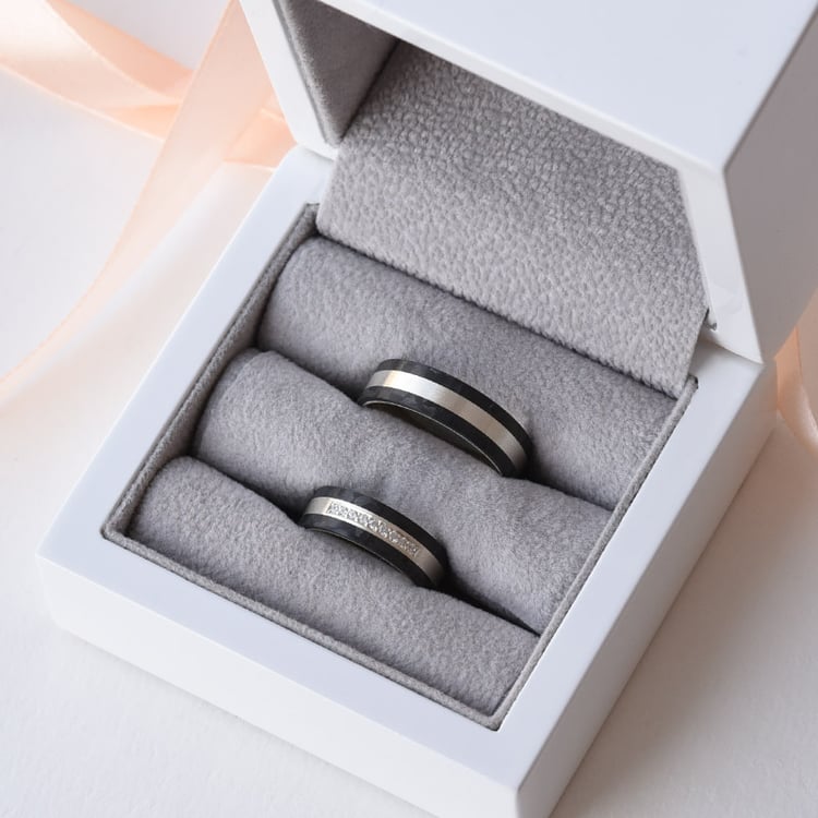 Snubné prstene z karbonu s diamantmi 77421