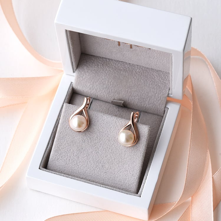 Elegantné náušnice s perlou 78127