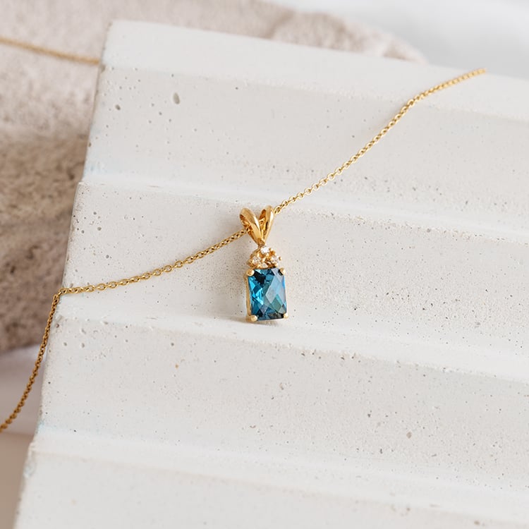 Zlatý prívesok s radiant topásom a diamantmi Edlin 123172