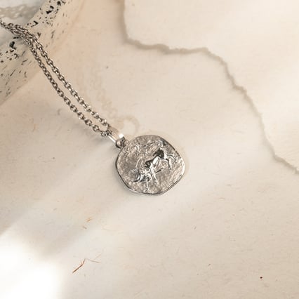 Strieborný prívesok so symbolmi znamenia zverokruhu Býk