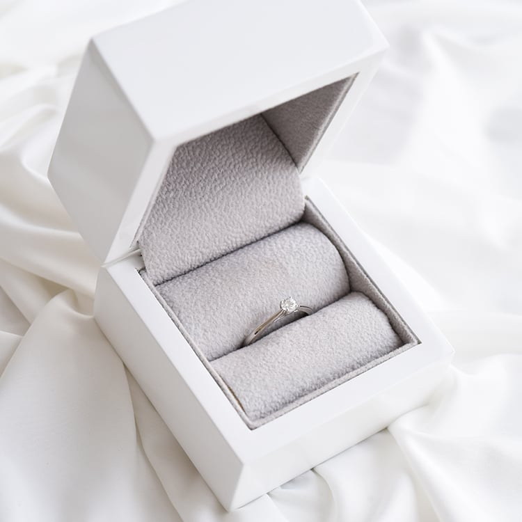 Prsteň s diamantom v štýle solitaire 92077