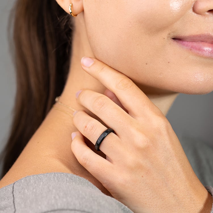 Plochý snubný prsteň z karbónu so skosenými hranami Versiss 146172