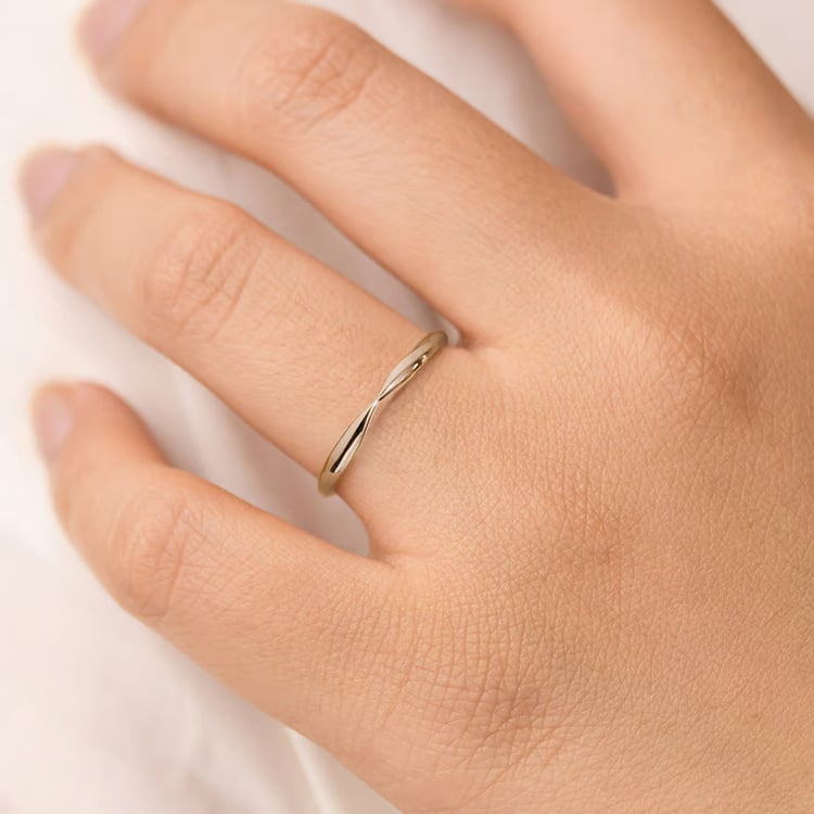 Svadobné prstene so zúženou dámskou obrúčkou z orieškového zlata Aello 164826